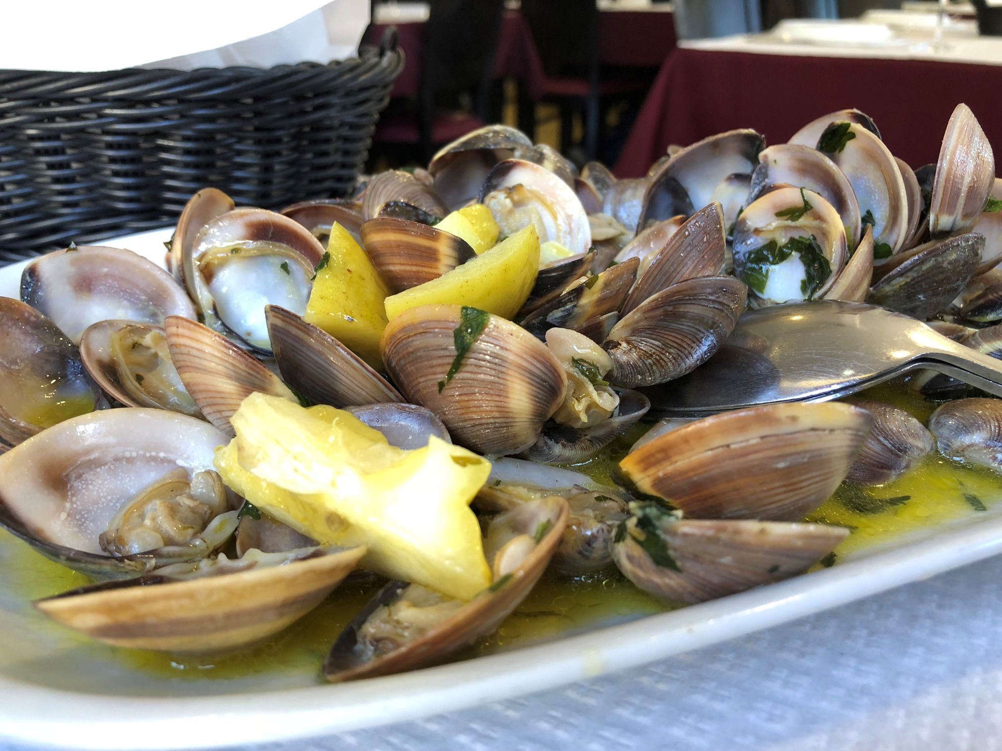 Clams with parsley and lemon in the "Restaurant Teresa" in Matosinhos