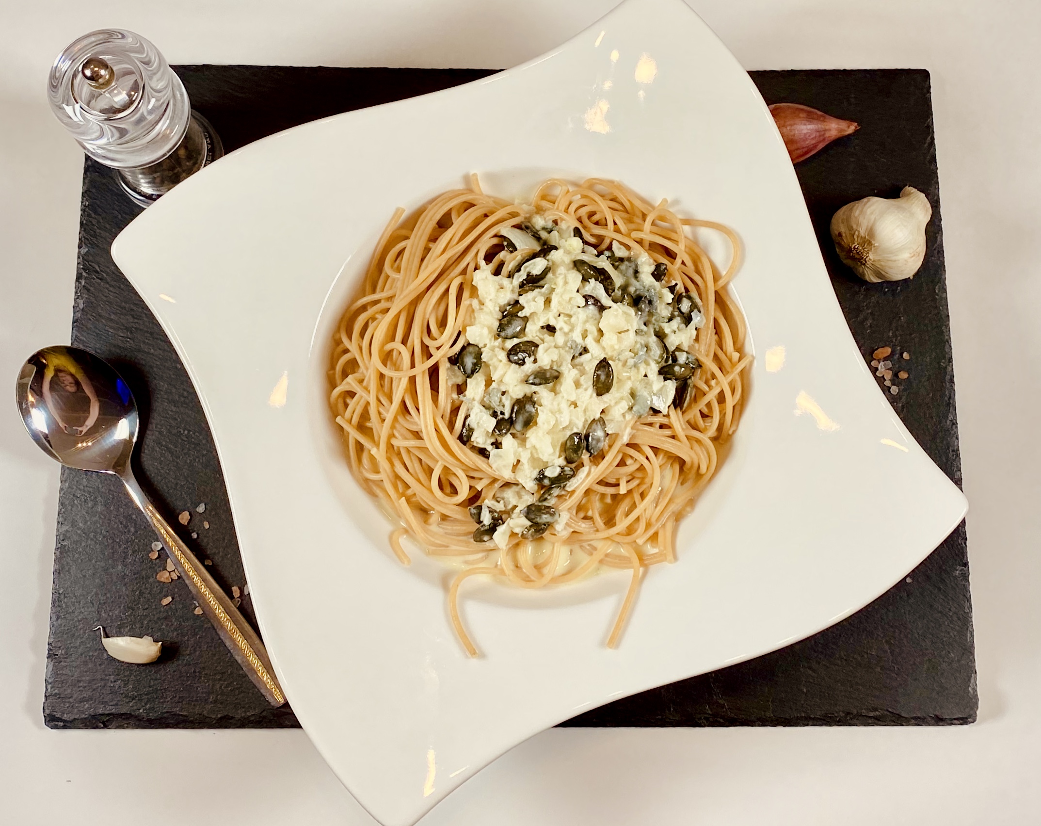 Recipe for noodles in cream, pear and gorgonzola sauce with pumpkin seeds