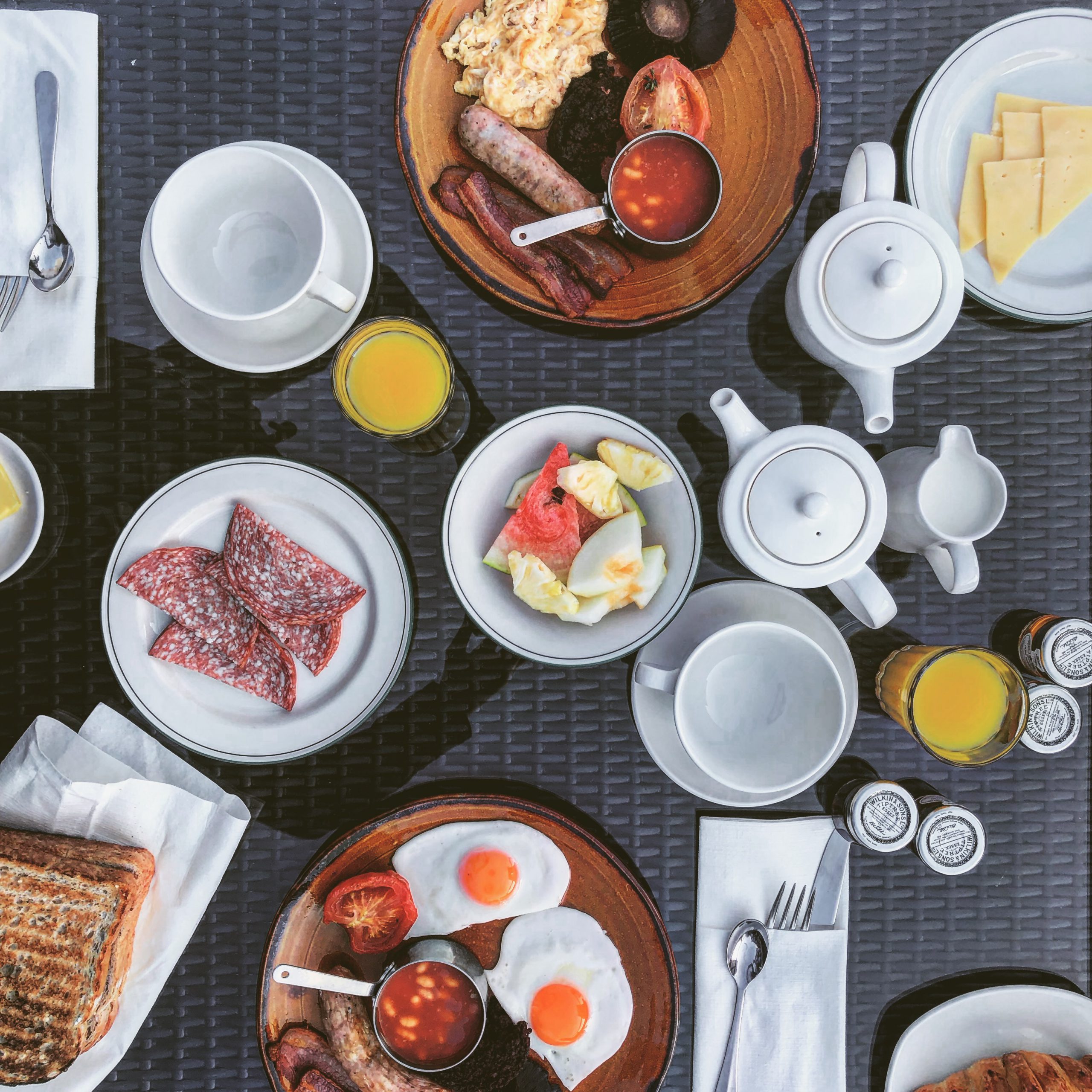 Typisch Britisch: Frühstück mit Wurstebrei und Bohnen in Tomatensauce