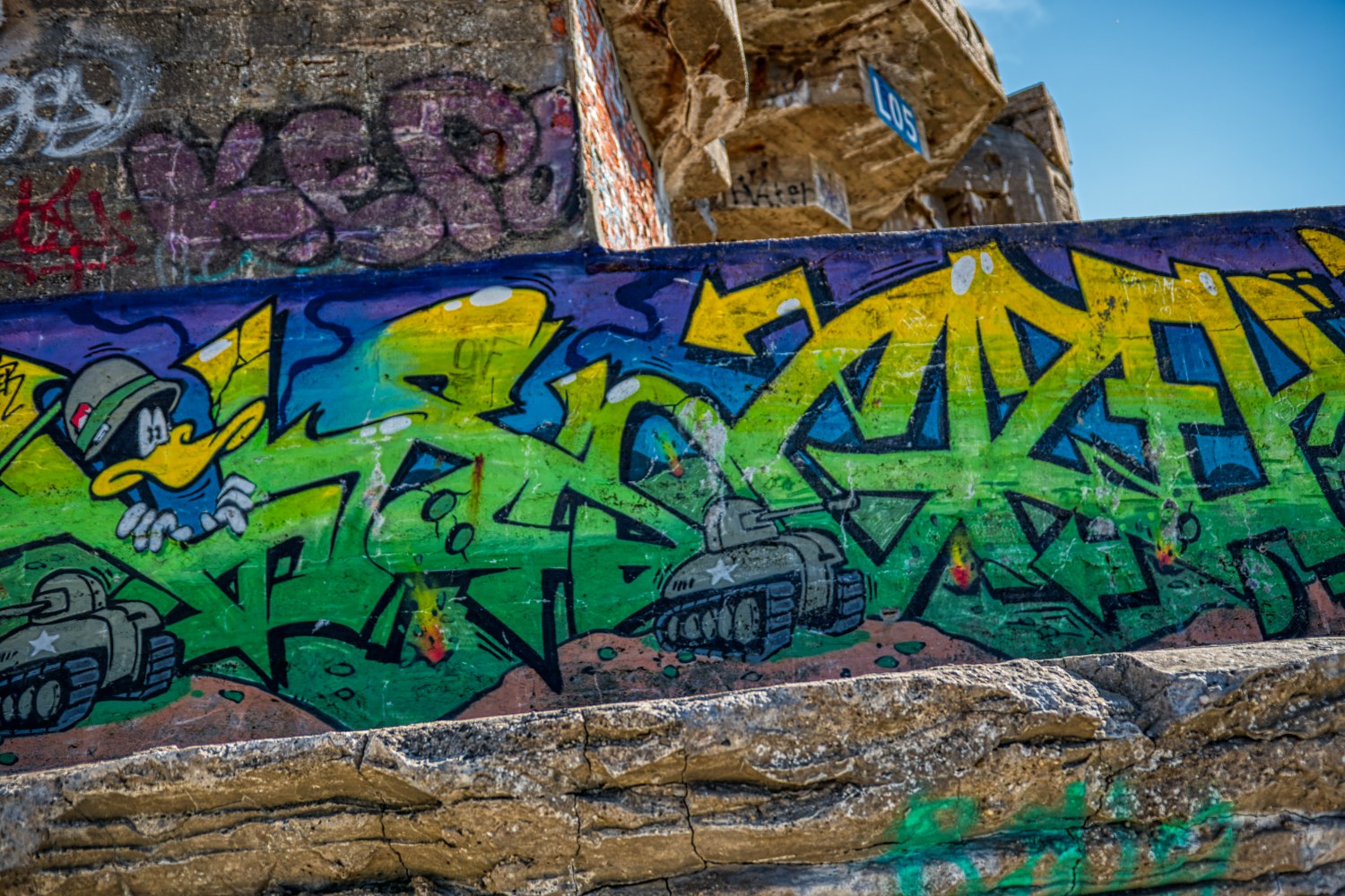 Graffitis mit historischem Bezug an einem der Bunkerreste