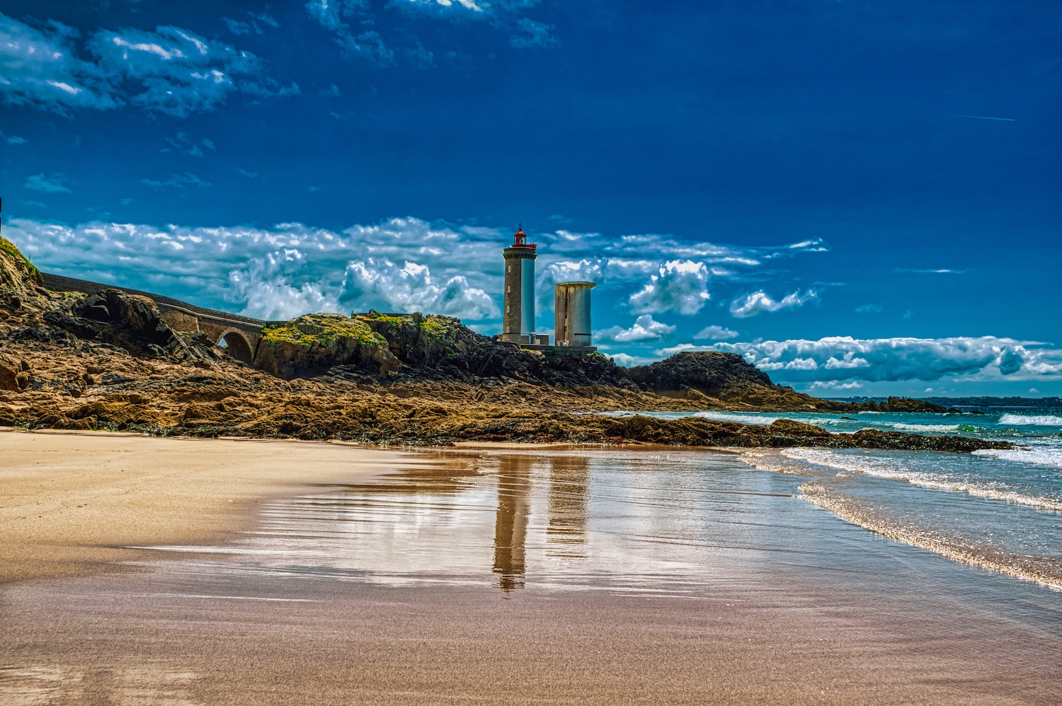 Der Leuchtturm "Phare Petit Minou" von dessen Bucht aus gesehen