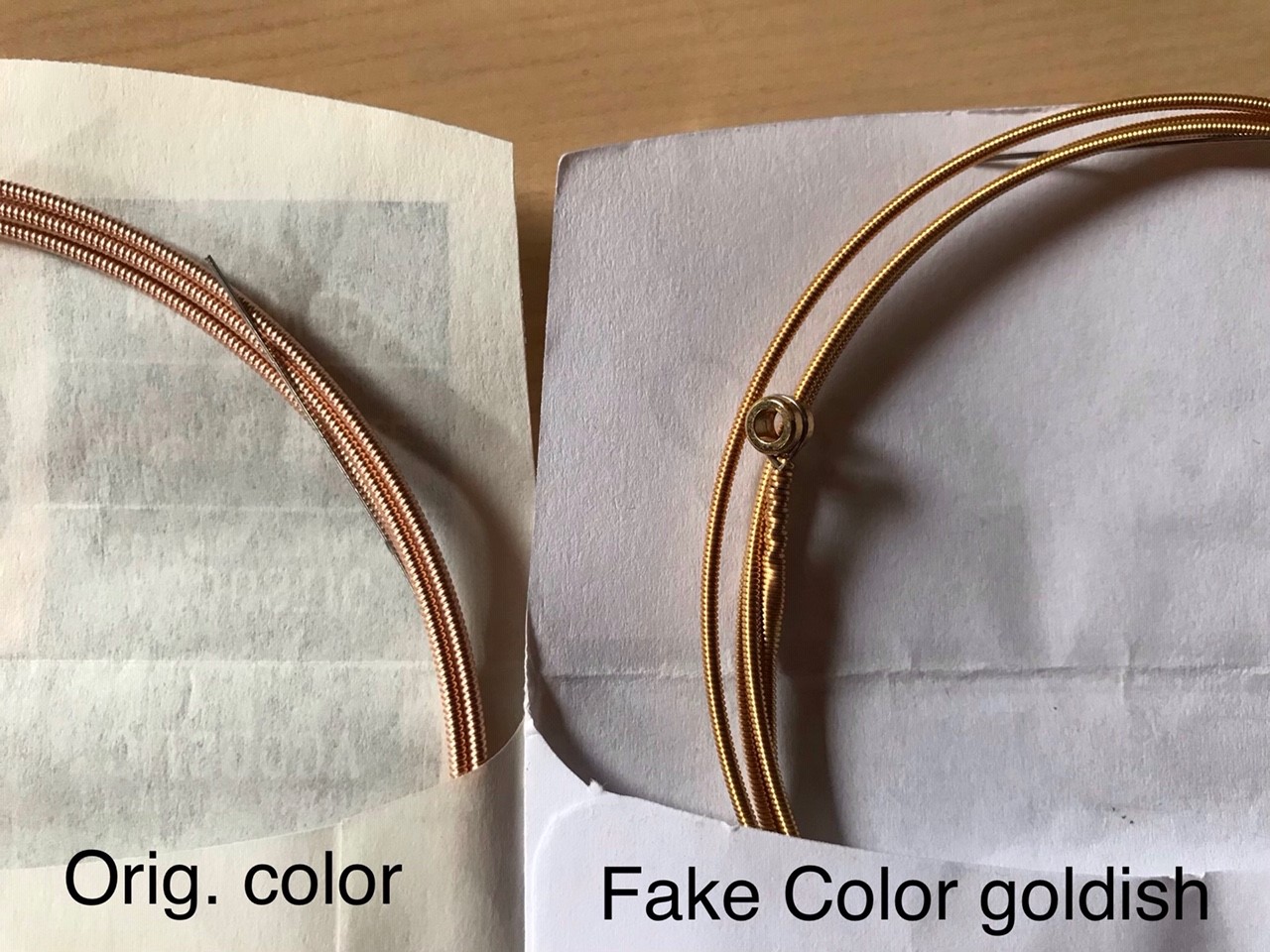 Bronzene Farbe beim Original, goldener Schimmer beim Fake