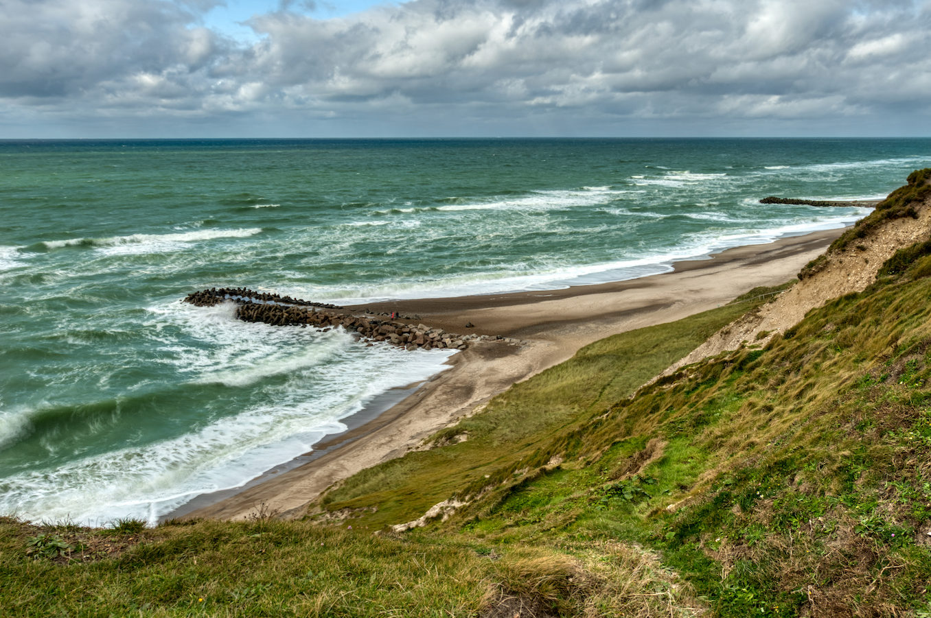 Wellen schlagen auf den Strand an der Steilküste von Bovbjerg