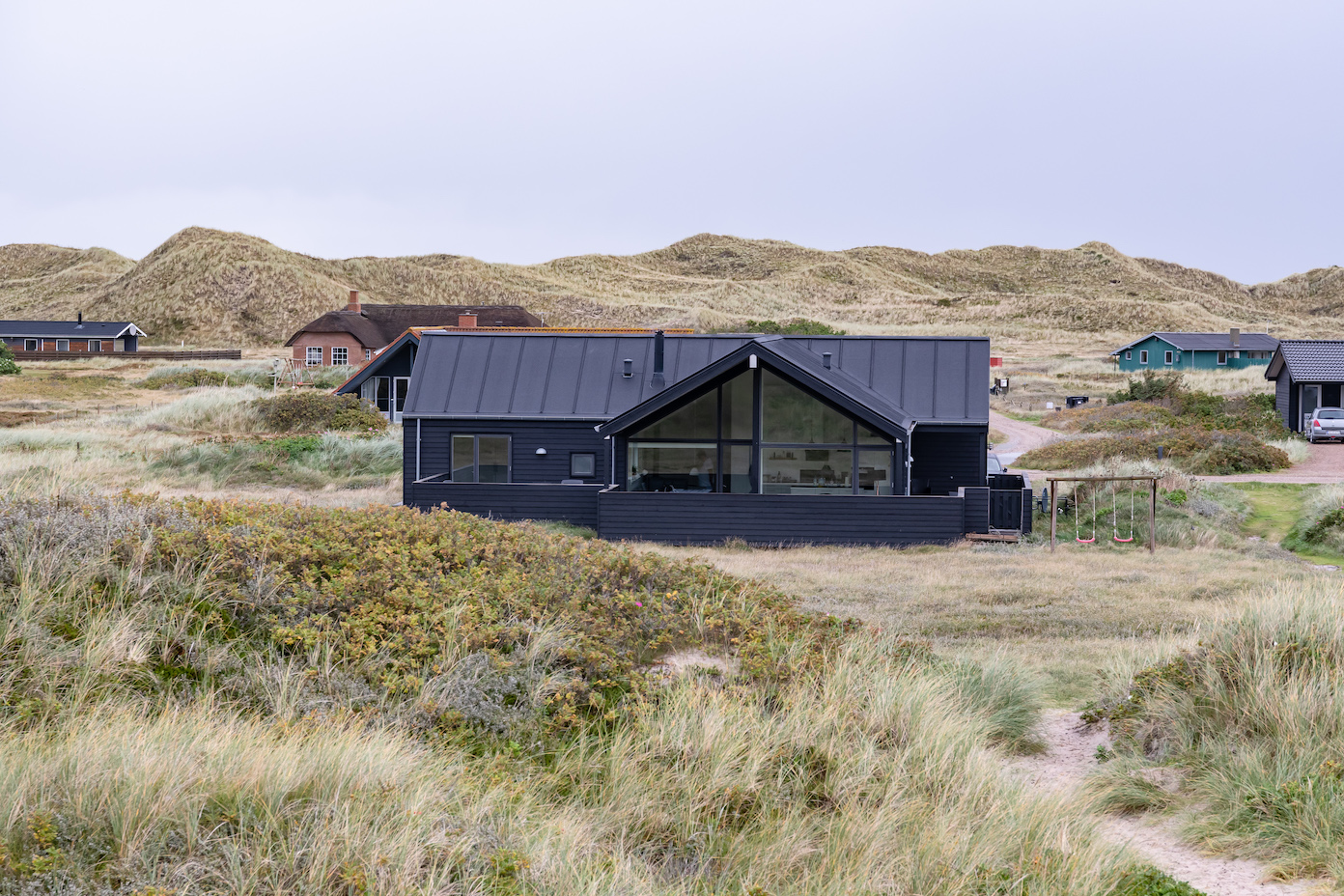 Große Glasflächen im dänischen Ferienhaus ermöglichen den Blick auf die Düne