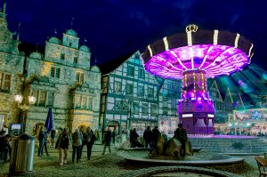 Kettenkarussel in der historischen Rintelner Altstadt während der Herbstmesse