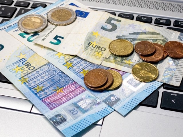 Geldautomat im Ausland: Landeswährung vs. Euro Umrechnung