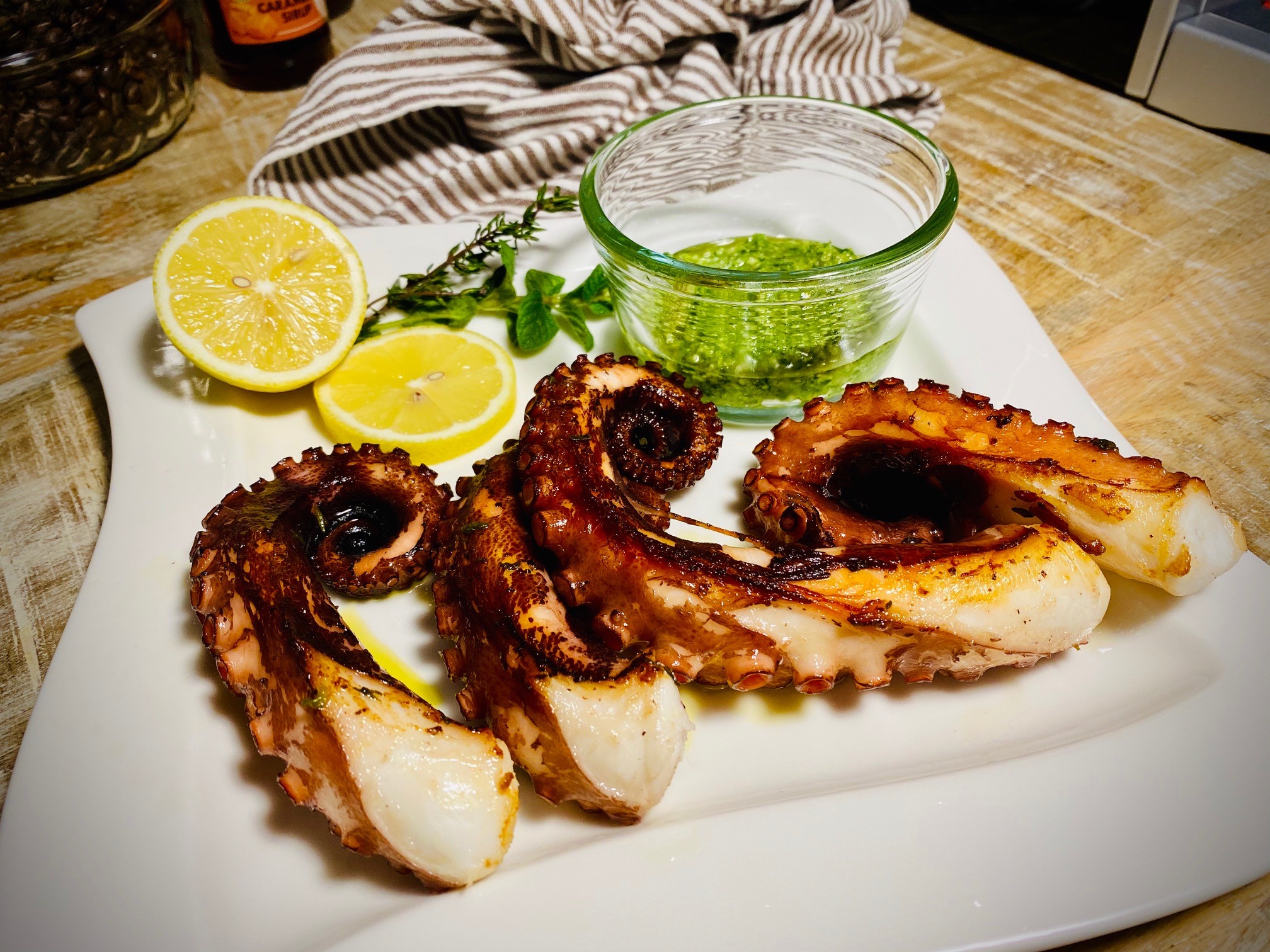 Gebratener Oktopus mit Parmesan-Basilikum-Pesto