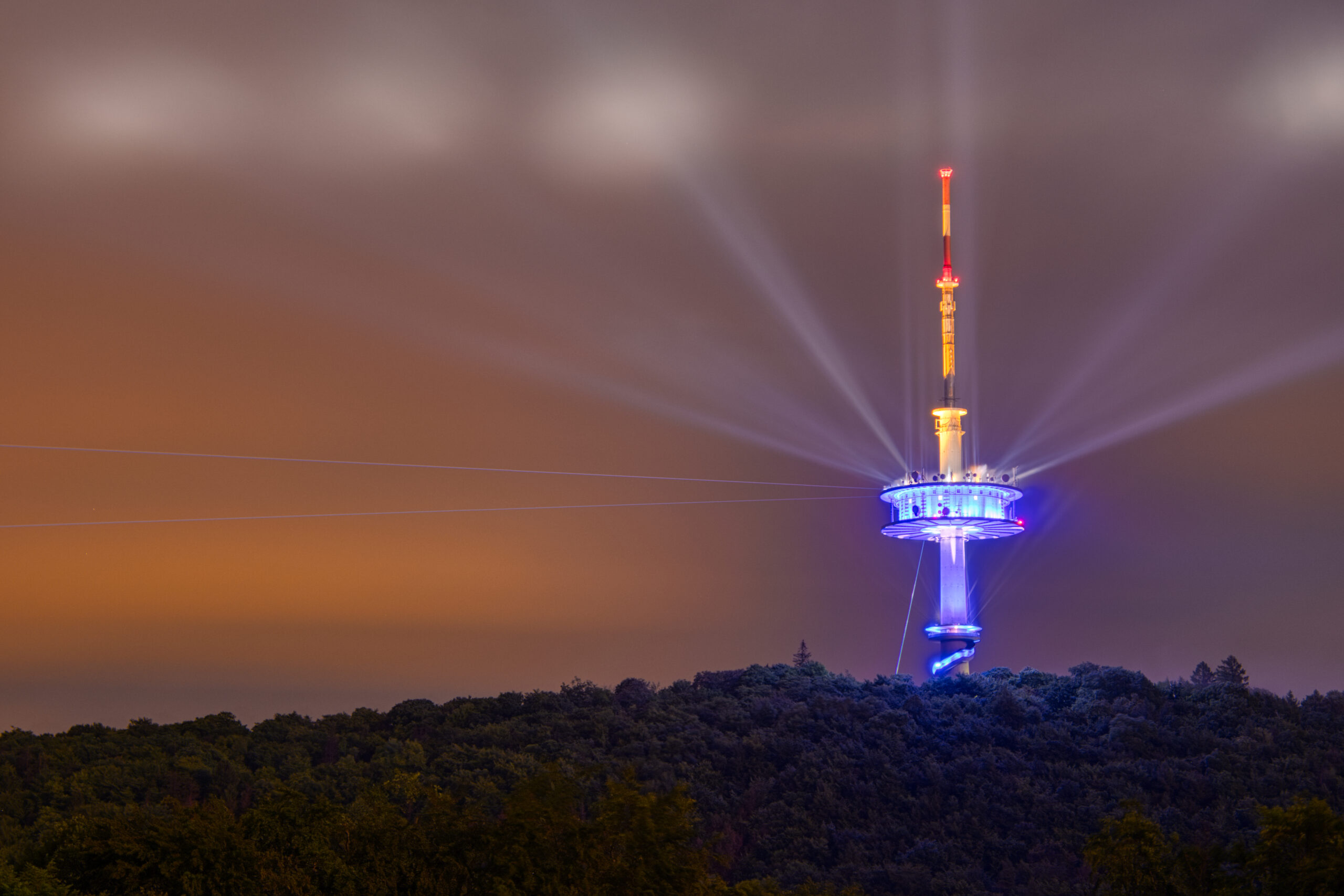Der Fernsehturm Porta Westfalica wird zum Leuchtsignal für #kulturerhalten. In bunten Farben erstrahlt der Fernmeldeturm auf dem Jakobsberg und wirft sein Licht auf Kultureinrichtungen im Mühlenkreis.