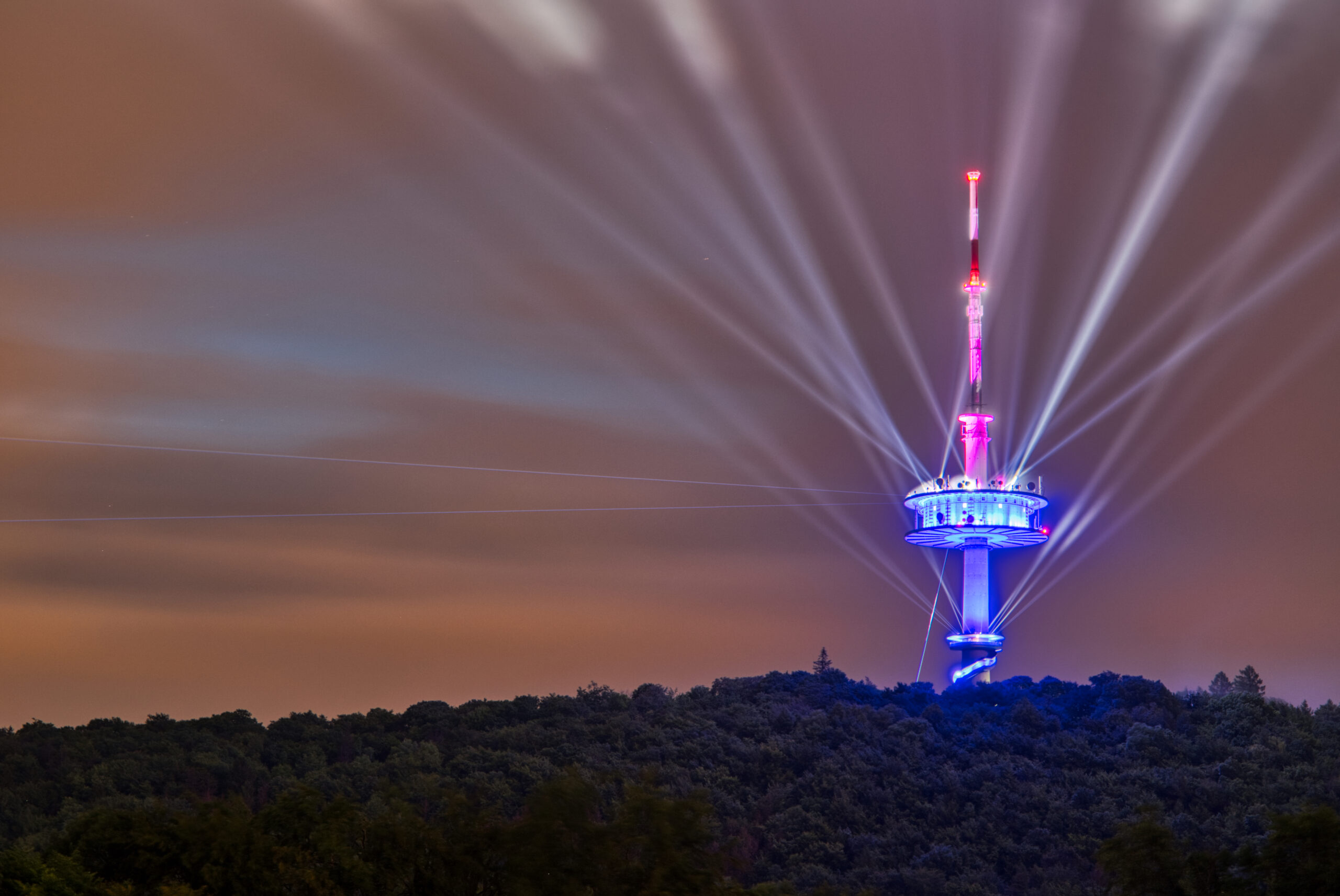 Der Fernsehturm Porta Westfalica wird zum Leuchtsignal für #kulturerhalten. In bunten Farben erstrahlt der Fernmeldeturm auf dem Jakobsberg und wirft sein Licht auf Kultureinrichtungen im Mühlenkreis.