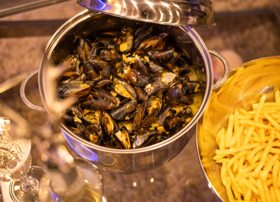 MUSSELS IN WHITE WINE CREAM STOCK (MOULES FRITES)