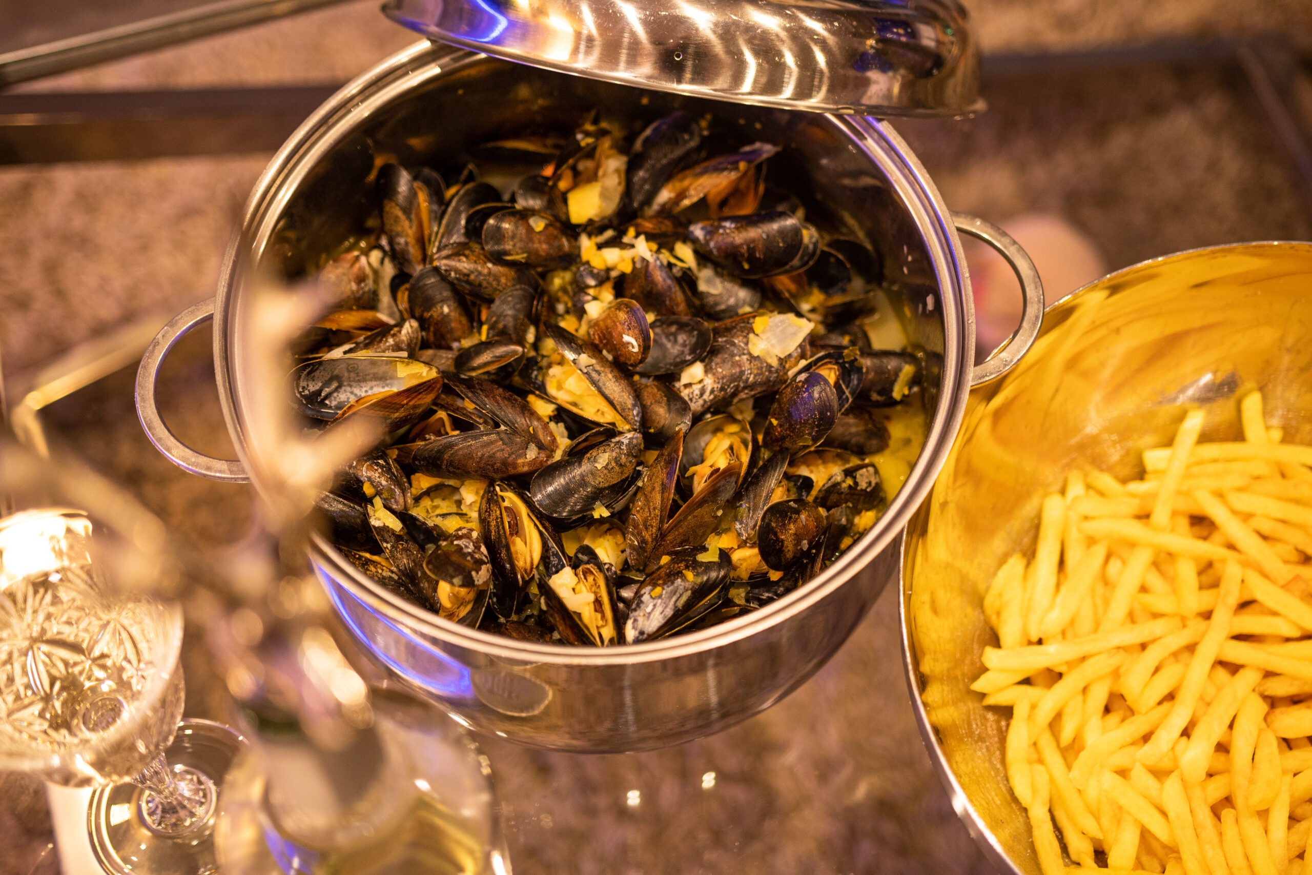 Mussels in white wine cream stock (Moules Frites)