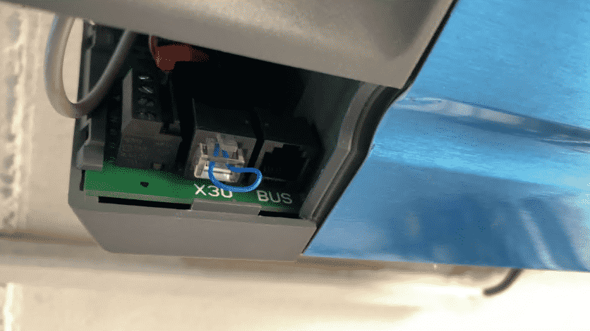 The HmIP-MOD-HO is connected via the BUS interface in the drive. Insert the cable, pair the device with the CCU, and you're done.