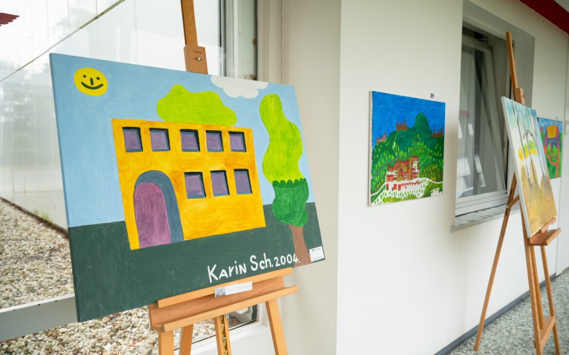 Bei Gloria in Wadersloh werden Kunstwerke von Menschen mit Behinderung ausgestellt, welche im zuge der Kunstkurse der Diakonie Stiftung Salem entstanden sind.
