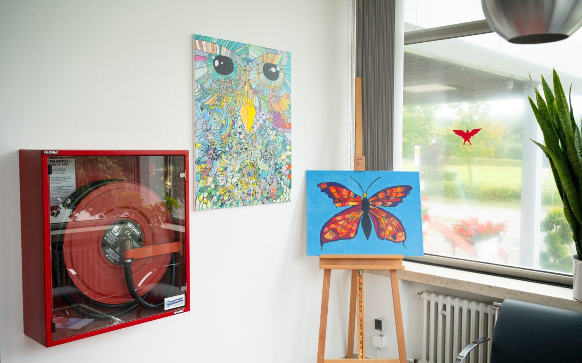 Bei Gloria in Wadersloh werden Kunstwerke von Menschen mit Behinderung ausgestellt, welche im zuge der Kunstkurse der Diakonie Stiftung Salem entstanden sind.