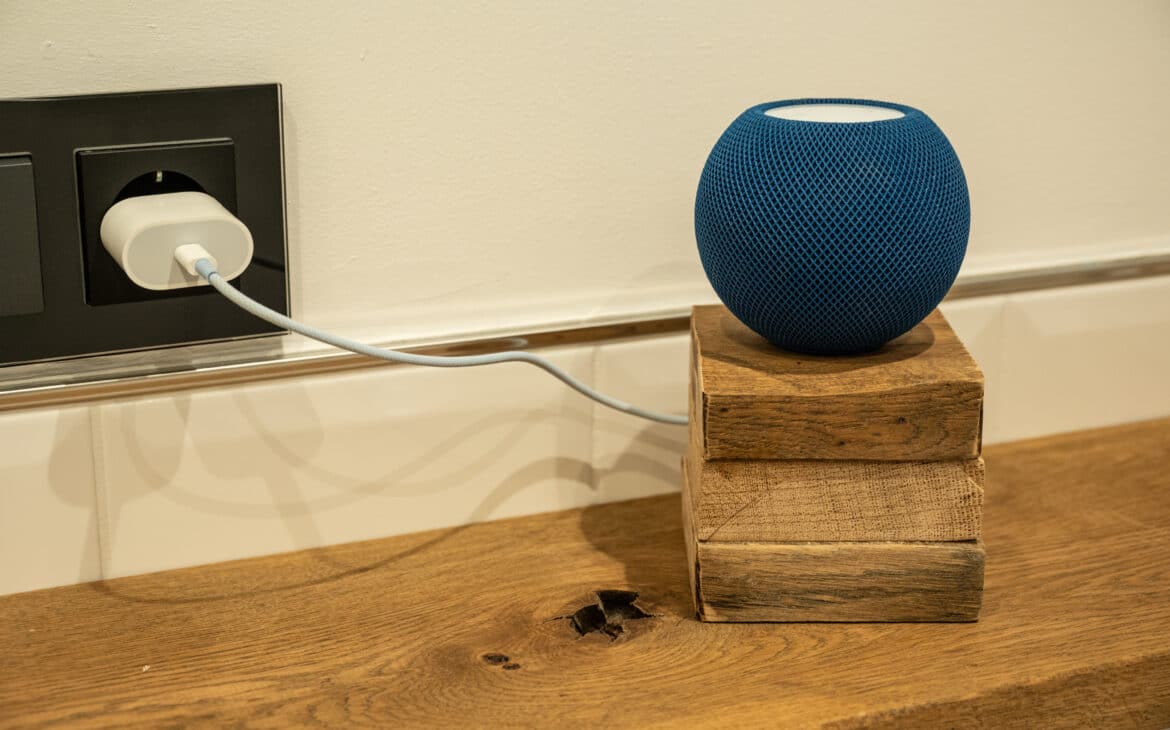 The excess cable is hidden in the stand of the Homepod Mini