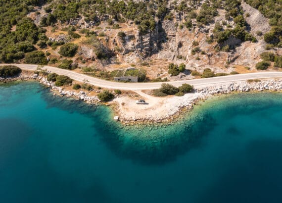 Offroading Greece‘s mainland coasts with Defender and roof tent