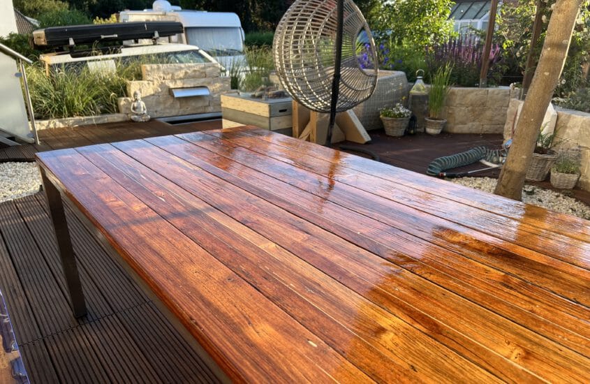 Varnish teak garden furniture: Options and result