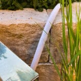 Farbiger Gartenschlauch edel getarnt mit flexiblem Gartenschutz in weiß, grau oder schwarz