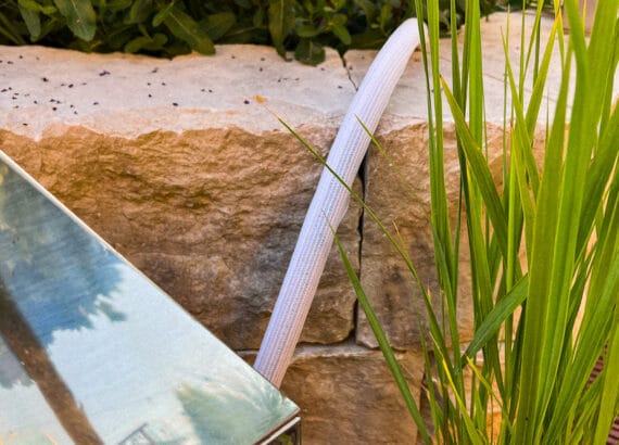 Farbiger Gartenschlauch edel getarnt mit flexiblem Gartenschutz in weiß, grau oder schwarz