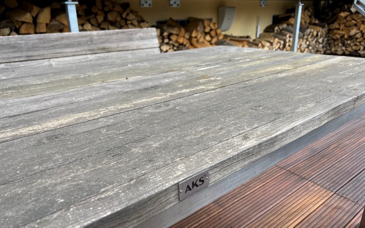 If teak is only oiled, it will nevertheless quickly become grey and unsightly again.
