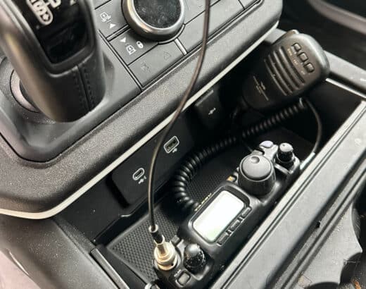 How I installed my radio (Yaesu FT 818) in the new Defender (from 2020 on) into the center console: Suitable for amateur radio, CB, PMR, LPD.